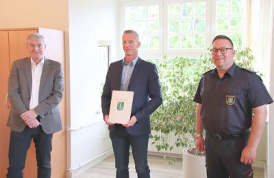 Unser Bild zeigt Bürgermeister Heiko Mülller, Fred Fischer und Stadtbrandmeister Daniel Brose.