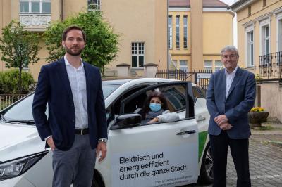 Christoph Weigler, Geschäftsführer von Uber Deutschland, und Bürgermeister Heiko Müller freuen sich, den Falkenseerinnen und Falkenseern neue zusätzliche Mobilitätsmöglichkeiten anbieten zu können.