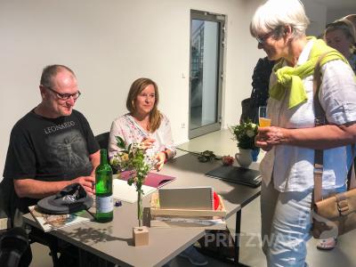 Bernd Streiter und Autorin Dörte Grimm luden die Leserinnen und Leser nach der Buchpremiere zur Autogrammstunde ein. Foto: Sarah Schütte