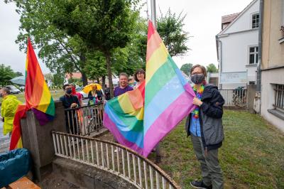 Regenbogenfahne vor dem Falkenseer Rathaus als Zeichen der Toleranz und Akzeptanz gehisst