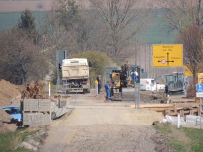 Im April waren die Bauarbeiten an der Brücke über die Gleisanlagen noch in vollem Gange. Jetzt sind die Arbeiten abgeschlossen und die L 172 zwischen Querfurt und Ziegelroda wieder befahrbar.