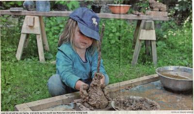 Kinder mit Spaß beim Matschen Kinder mit Spaß beim Matschen