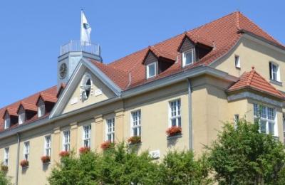 Das Bild zeigt das Falkenseer Rathaus.