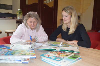 Stadt Perleberg | Leiterin vom Freizeitzentrum Kerstin Oesemann und Lehrerin Jessica Prigge bereiten die Kurse vor.