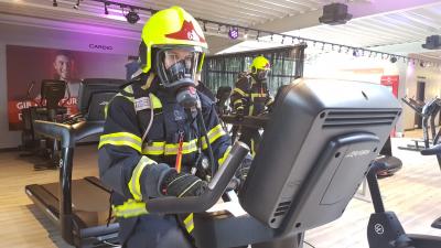 14 Atemschutzgeräteträger absolvierten den Übungslauf und testeten gleichzeitig die neuen Atemschutzgeräte I Foto: Feuerwehr Wittenberge (Bild vergrößern)