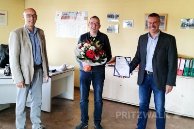Karsten Meinicke (Mitte) nahm die Glückwünsche von Bürgermeister Dr. Ronald Thiel und IHK-Regionalcenter-Leiter René Georgius entgegen. Foto: Katja Zeiger/Stadt Pritzwalk