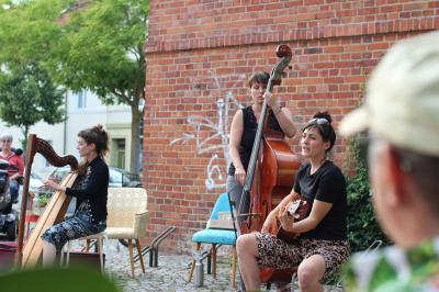 Gerda Vejle aus Berlin spielten auf dem Bismarckplatz I Foto: Juliette Cellier (Bild vergrößern)