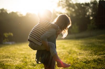 zwei Kinder vor Sonne _pixabay