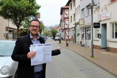 Unter dem Titel „Sontra 2030“ startet ein Entwicklungsprozess für die Innenstadt im Rahmen des Förderprogramms „Lebendige Zentren in Hessen“. Bürgermeister Thomas Eckhardt freut sich über den weiteren Entwicklungsprozess. (Bild vergrößern)