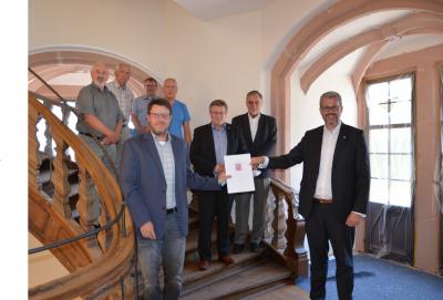 von rechts: Staatssekretär Patrick Burghardt, Gerhard Kuschnik (Vorsitzender Haupt- und Finanzausschuss), Michael Reul (MdL), René Kersten (Bauhofleiter), Erster Stadtrat Oliver Peetz und weitere Stadtverordnete von rechts: Staatssekretär Patrick Burghardt, Gerhard Kuschnik (Vorsitzender Haupt- und Finanzausschuss), Michael Reul (MdL), René Kersten (Bauhofleiter), Erster Stadtrat Oliver Peetz und weitere Stadtverordnete