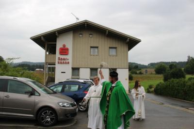 Foto zur Meldung: Fahrzeugsegnung in der Pfarreiengemeinschaft Moosbach, Prackenbach mit Krailing