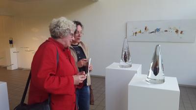 Besucherinnen im Glasmuseum (Bild vergrößern)