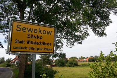Vorschaubild zur Meldung: Sewekow erhält erste zweisprachige Ortstafel mit niederdeutschem Namen in Brandenburg