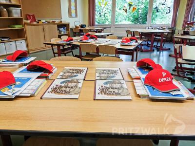 Mit dem Buch über die Legende von Heine Klemens wurden die Abc-Schützen in der Jahnschule begrüßt. Foto: Katja Zeiger