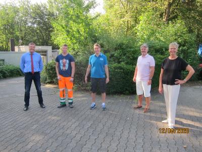 Von links: I. Beigeordneter Bernd Kasischke, Maik Tiemann, Patrick Herrmann, Fachbereichsleiter Bernd Hellweg, Bürgermeisterin Ulrike Drossel