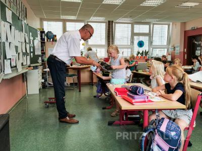Jedem Kind übergab Bürgermeister Dr. Ronald Thiel ein Buch über „Die Legende von Heine Klemens“. Foto: Katja Zeiger