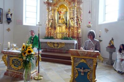 Foto zur Meldung: Die Pfarreiengemeinschaft bedankte sich bei Pfarrvikar Ludwig Matzeder für die Urlaubsvertretung