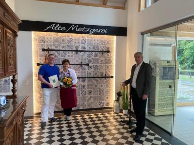 Unser Bild zeigt Sven und Kerstin Gädecke sowie Bürgermeister Heiko Müller in der "Alten Metzgerei", die in diesem Jahr neu eröffnet wurde.