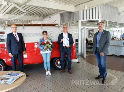 Dr. Ronald Thiel (l.) und René Goergius (r.) gratulieren Angelika und Frank Streese zum 30-Jährigen. Foto: Beate Vogel