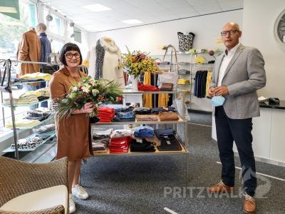 Bürgermeister Dr. Ronald Thiel gratuliert Geschäftsinhaberin Bettina Loosch zum 20-jährigen Bestehen ihres Modegeschäftes. Foto: Beate Vogel