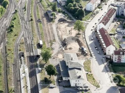 Aus der Luft – hier eine Aufnahme vom Mai 2020 - lässt sich erst die Größe des Baufeldes am Bahnhof erkennen. Foto: Katja Zeiger