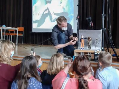 Jan Gadermann erklärt den kleinen Zuschauern, wie Puppen im Trickfilm zum Leben erweckt werden. Foto: Dr. Ronald Thiel