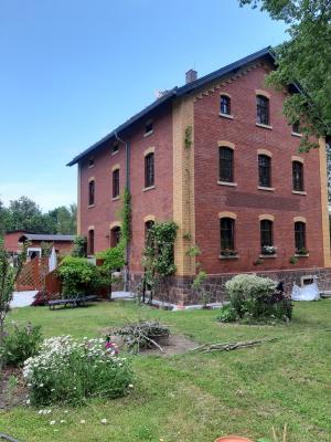 Das Empfangsgebäude Auerswalde-Köthensdorf während der Sanierungsarbeiten im Jahr 2019, noch ohne Schriftzug. Das Empfangsgebäude Auerswalde-Köthensdorf während der Sanierungsarbeiten im Jahr 2019, noch ohne Schriftzug.