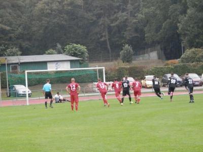 Wichtige Aktion im Spiel. FC Torhüter Schröder pariert den Strafstoß von Reggentin (10). (Bild vergrößern)