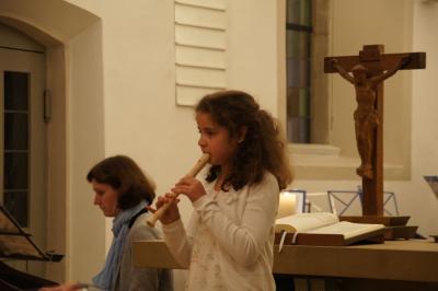 Mina Mouhou mit ihrer Lehrerin Ieva Sarja beim letzten Konzert in der Januariuskirche Erdmannhausen.