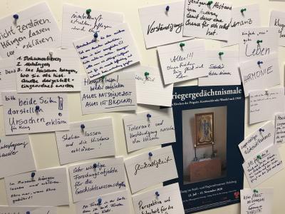 Stadt Perleberg | Pinnwand: "Welche Meinung habe ich über die Gedenktafeln" - Besucherinnen und Besucher können in der Ausstellung mitdiskutieren