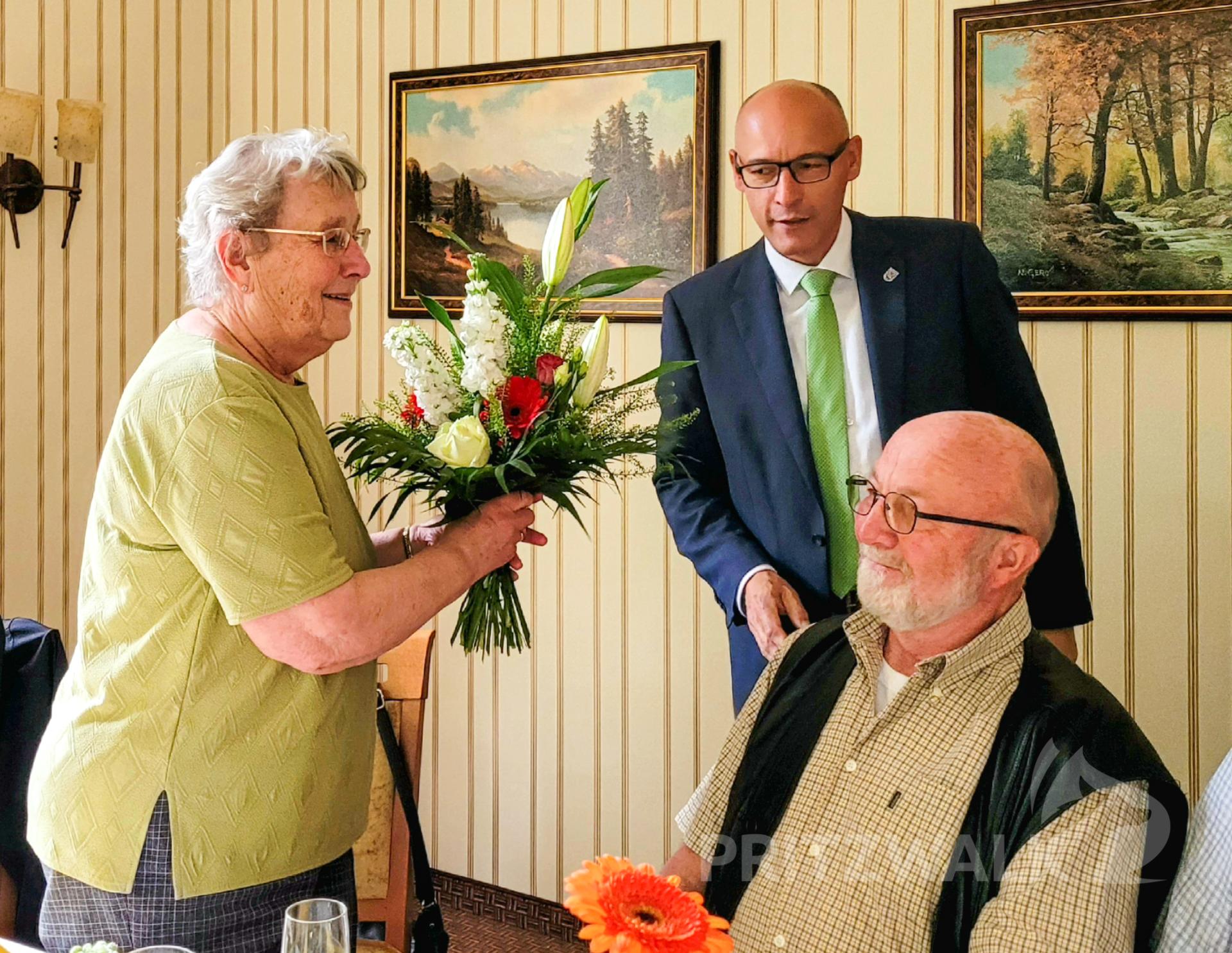 Blumen gab es vom Bürgermeister für Isolde Blumenberg, die ihren Sitz im Seniorenbeirat aus Altersgründen abgibt. Foto: Beate Vogel