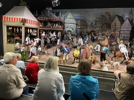 Ein Teil der Seniorengruppe beim Bestaunen der Thüringer Kirmes