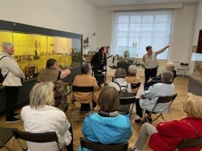 Ein Teil der Seniorengruppe während der Museumsführung
