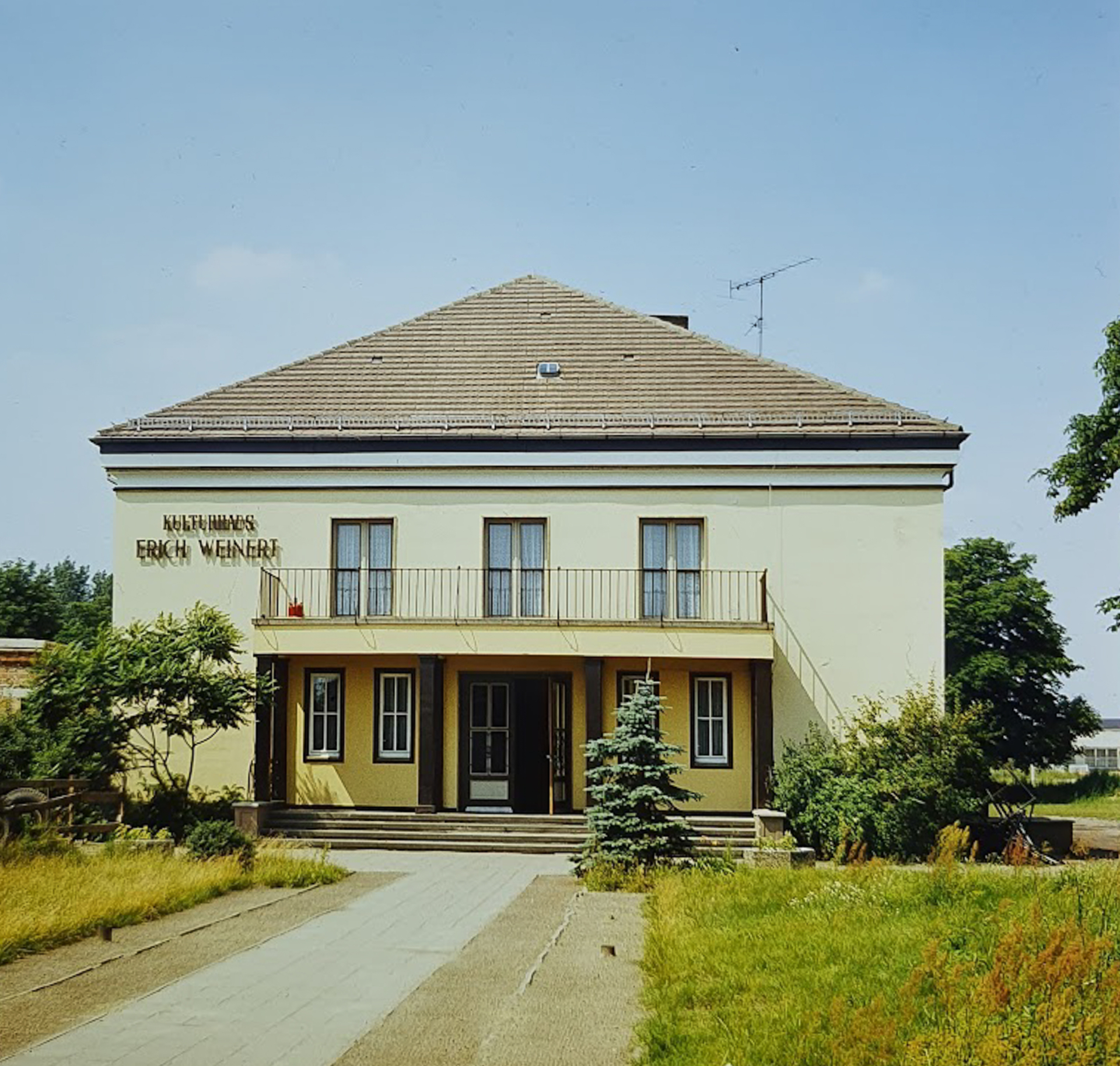 1985: Der Giebel über dem Eingangsportal entstand erst 2004. Foto: Rudolf Kampmann