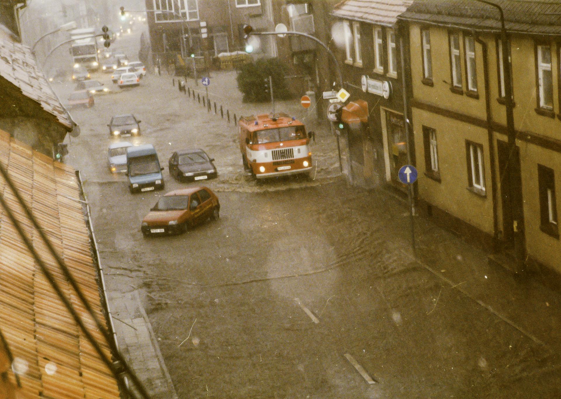 In der Havelberger Straße blieben die Autos stecken, weil das Wasser den Motor lahmlegte. Foto: Horst Fenske