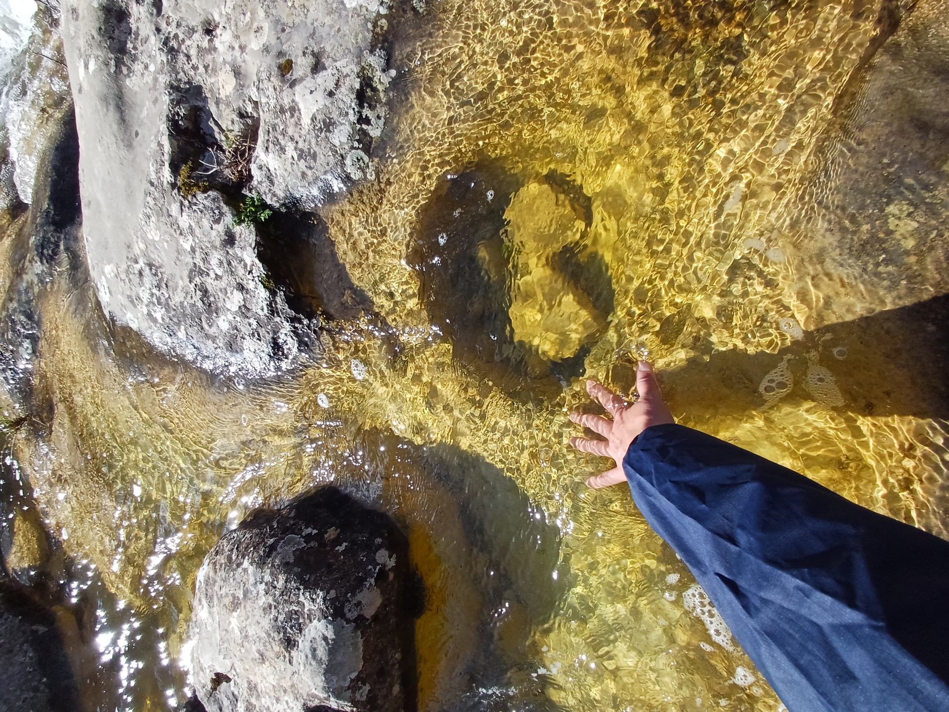 Fühle das Wasser zwischen deinen Fingern