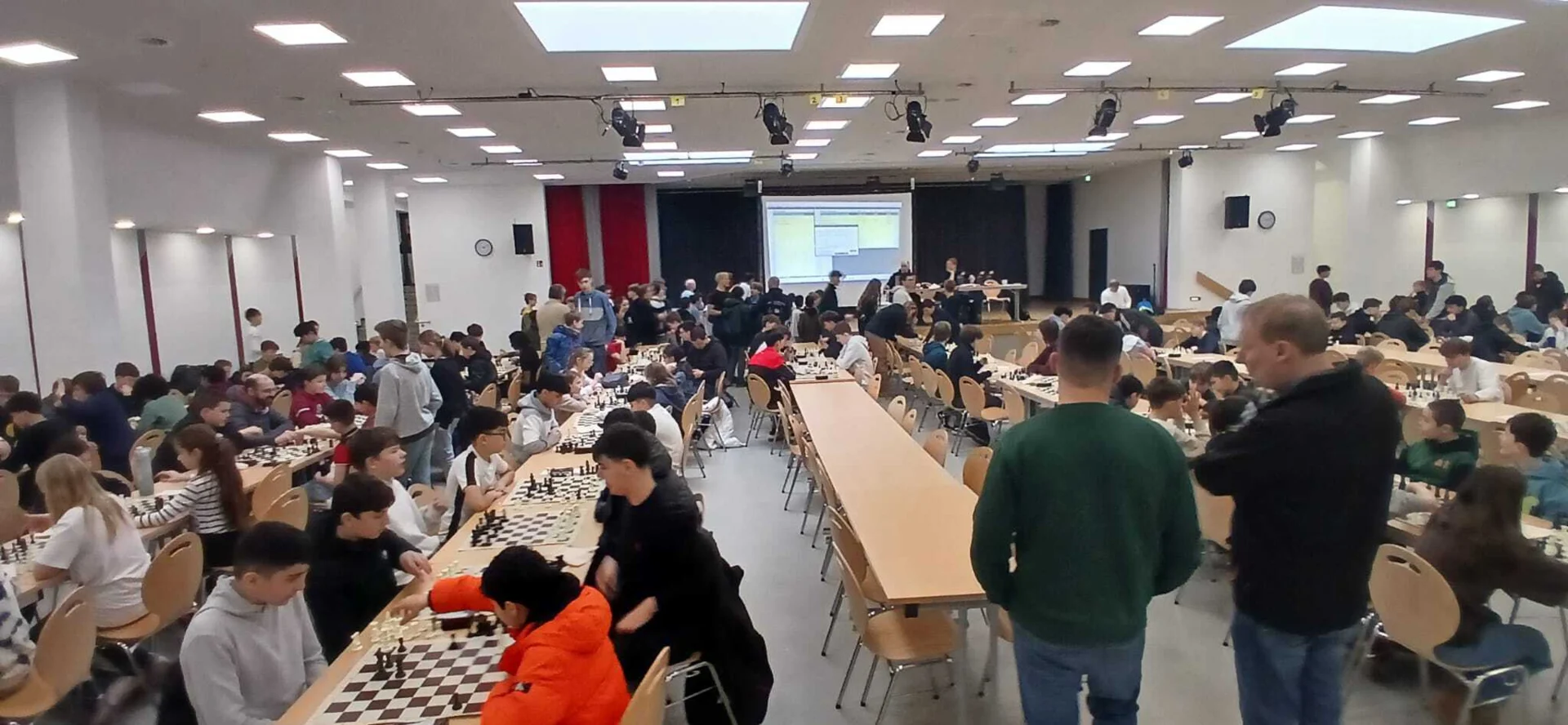 Blick über Saal der Schachspielenden