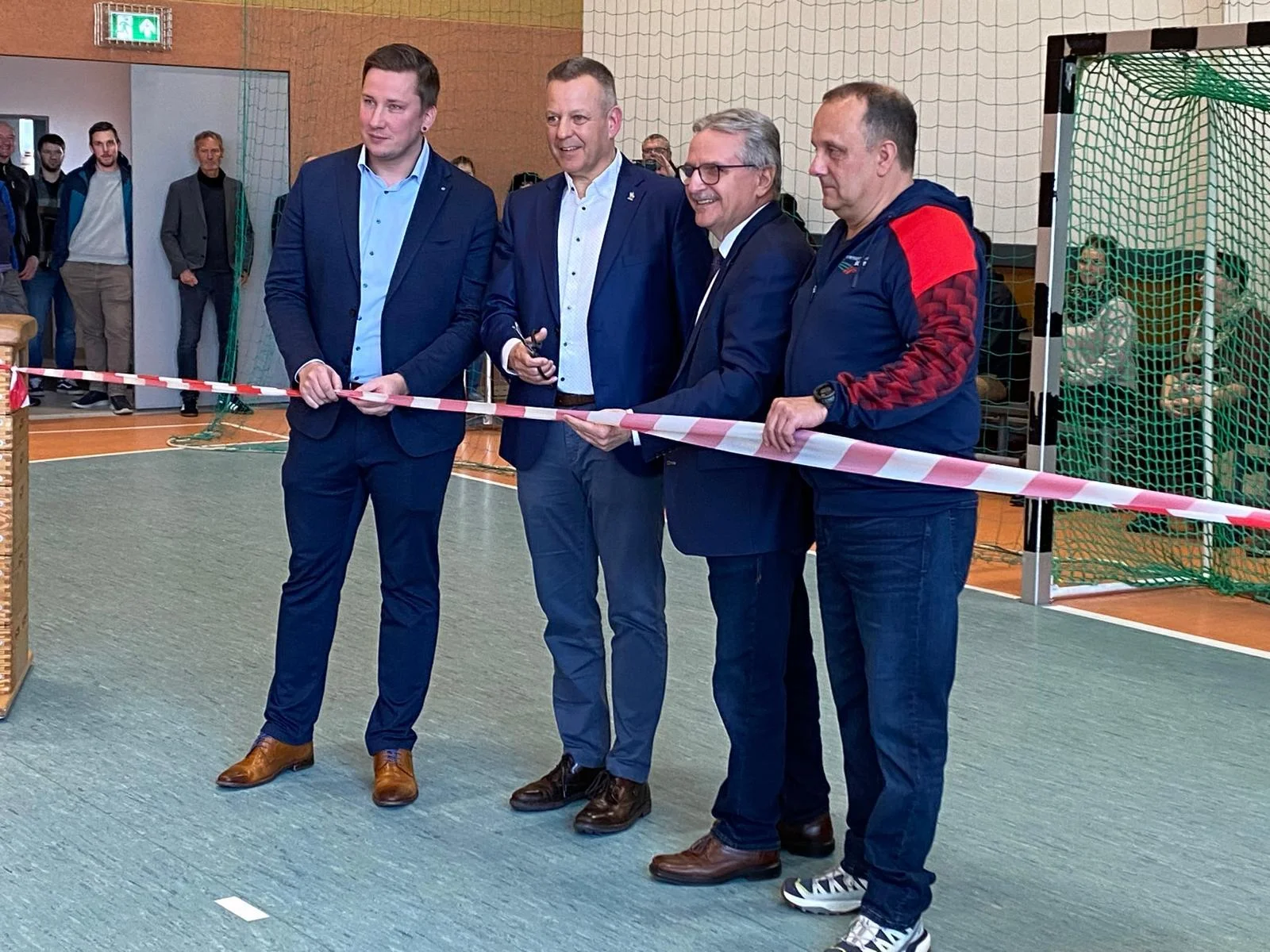 Das Band zur Wiedereröffnung durchschnitten Tim Teßmann (Mitglied des Landtages Sachsen-Anhalt und Vorsitzender der Sportjugend Börde), Bernhard Hieber (Bürgermeister der Stadt Haldensleben), Klaus Zimmermann (Staatssekretär im Ministerium für Inneres und Sport des Landes Sachsen-Anhalt) sowie Torsten Fieseler (Präsident Kreissportbund Börde).