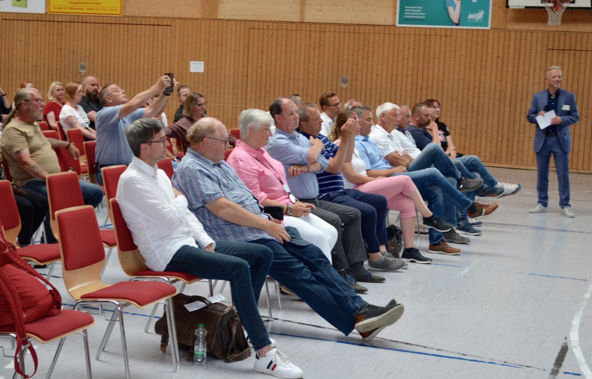 Ausschnitt aus dem Publikum. Etwa 50 Besucher waren während der ersten Gesprächsrunde mit den Landratskandidaten kürzlich in Mittenwalde dabei. Foto: Andreas Staindl
