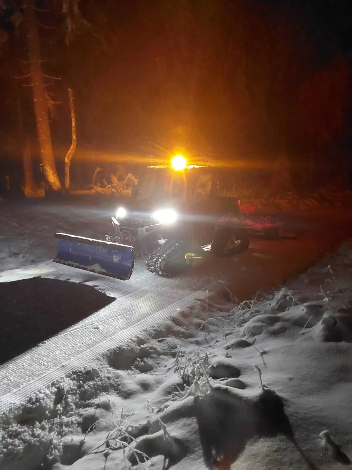 Präparierung der Skiwanderwege in den Abendstunden des 27.11.2025