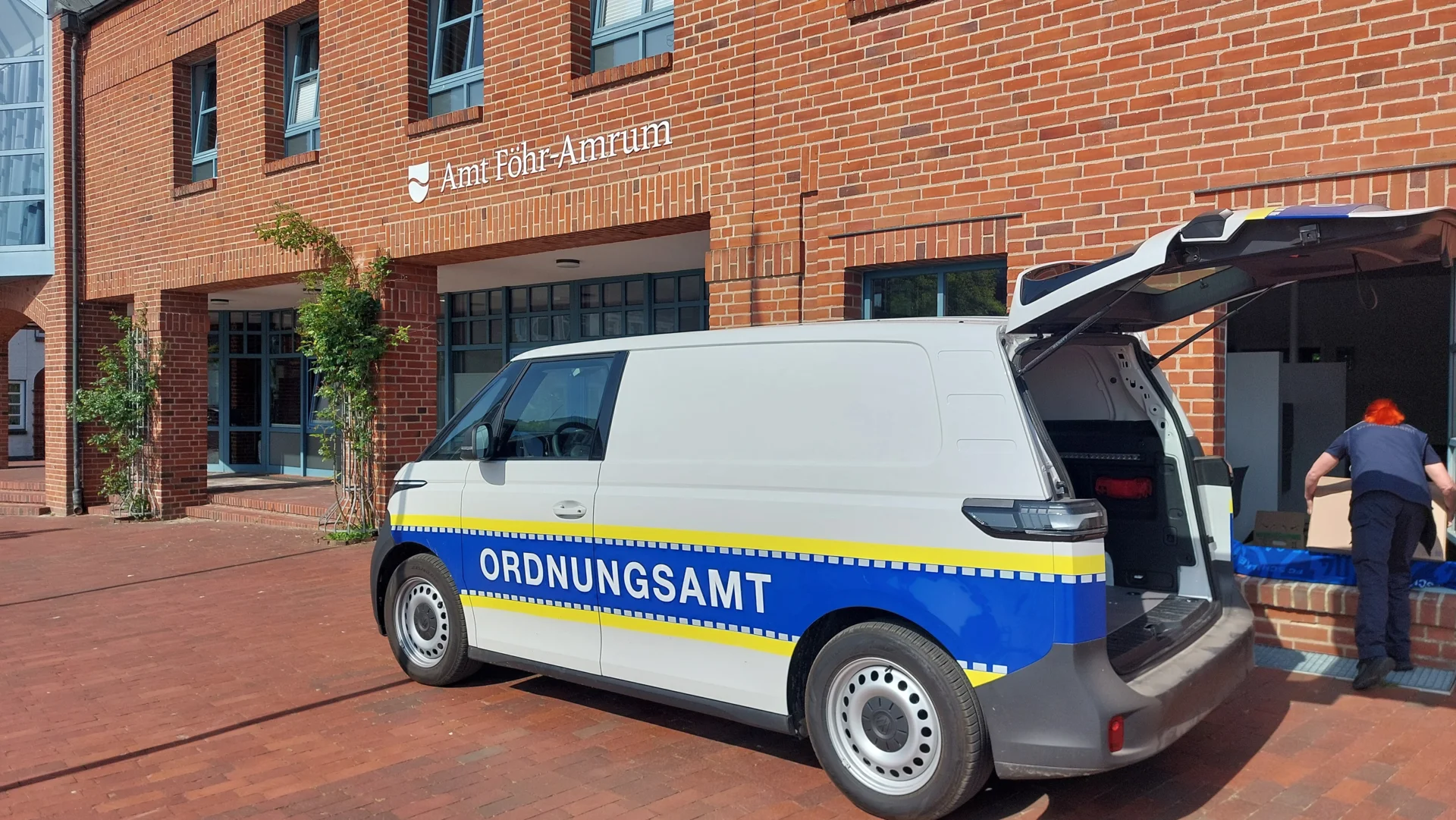 Gute Arbeit darf auch schick sein - und nachhaltig sowieso: Der ID. Buzz des Amtes Föhr-Amrum (Fotos: AmtFA Andreas Hansen)