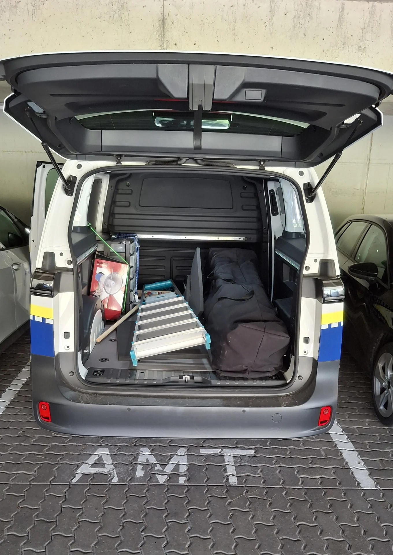 Gute Arbeit darf auch schick sein - und nachhaltig sowieso: Der ID. Buzz des Amtes Föhr-Amrum (Fotos: AmtFA Andreas Hansen)