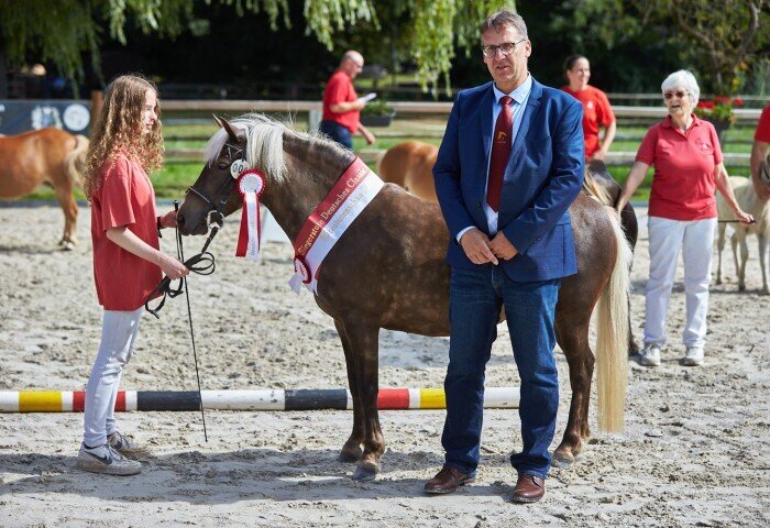 700x480-crop-90-2025alsfeldponyelite0088_siegerin_classic_pony_und_richter_kollege_joerg_menge