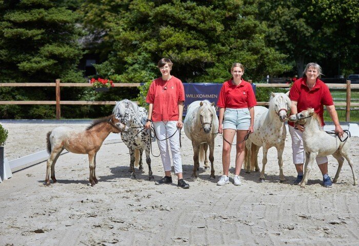 700x480-crop-90-2025alsfeldponyelite0515_siegerfamilie