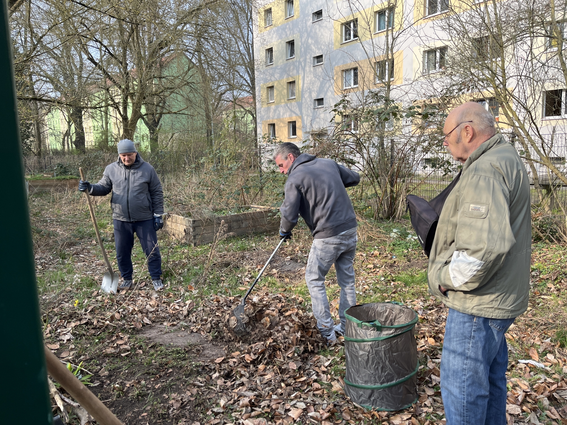 Der Schulgarten wird vom Winterlaub befreit