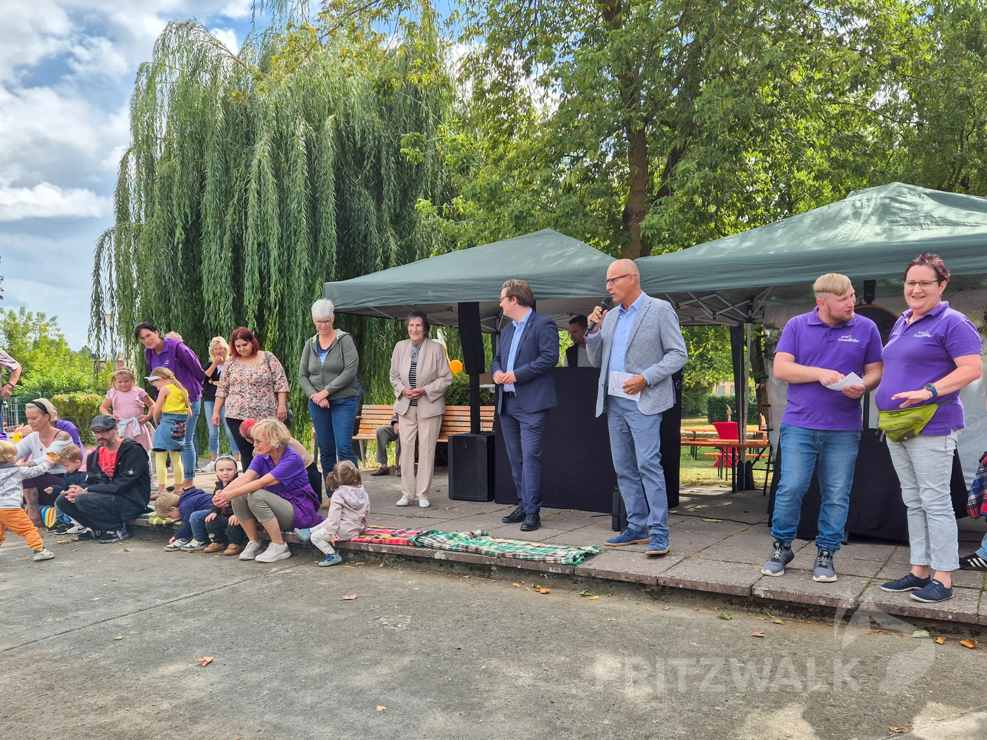 Bürgermeister Dr. Ronald Thiel wünschte dem Kita-Team und den Gästen alles Gute. Foto: Stadt Pritzwalk