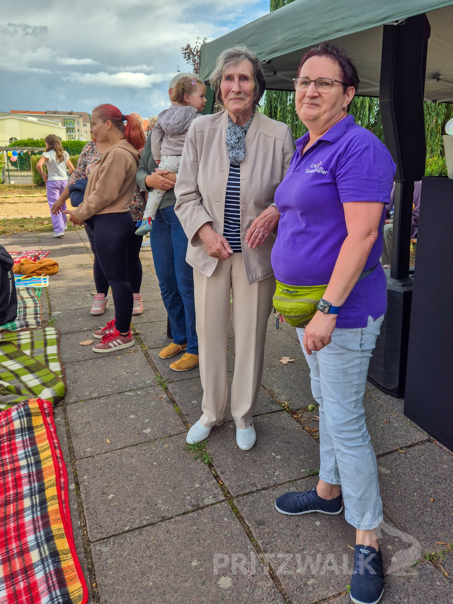 Doris Lewandowski (l.) war bei der Eröffnung 1981 Kitaleiterin. Über Ihren Besuch freute sich die jetzige Kitaleiterin Kornelia Saß (r.) Foto: Stadt Pritzwalk