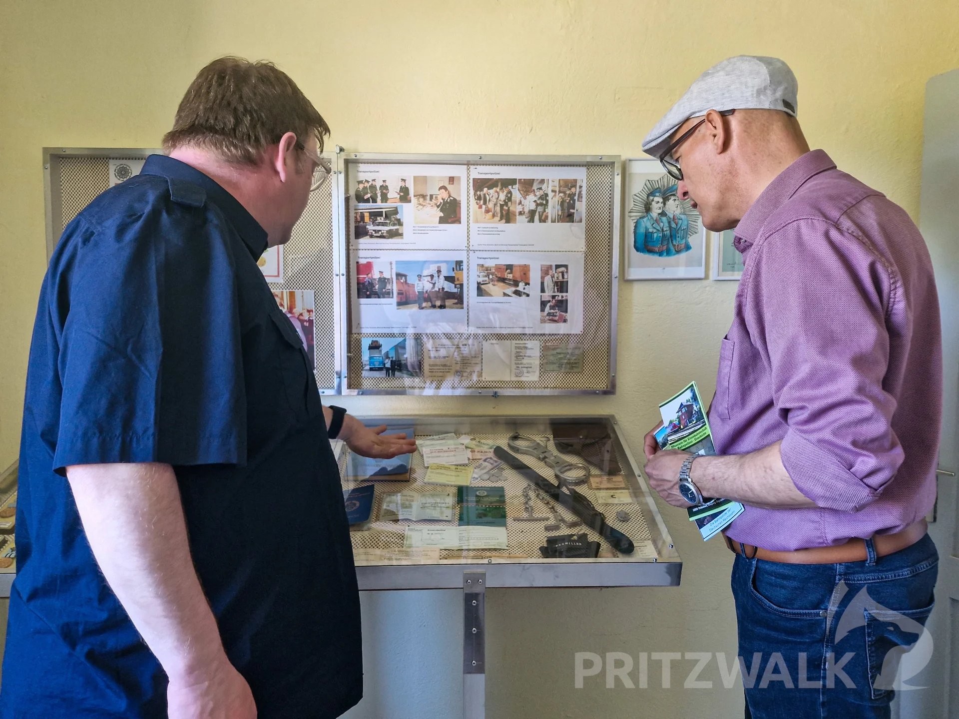Bürgermeister Dr. Ronald Thiel sah sich im  Stellwerksmuseum des Vereins Transportpolizei & und Eisenbahn-Museum Pritzwalk die neuen Exponate, darunter alte Schulterstücke und Dokumente, an. Foto: Stadt Pritzwalk