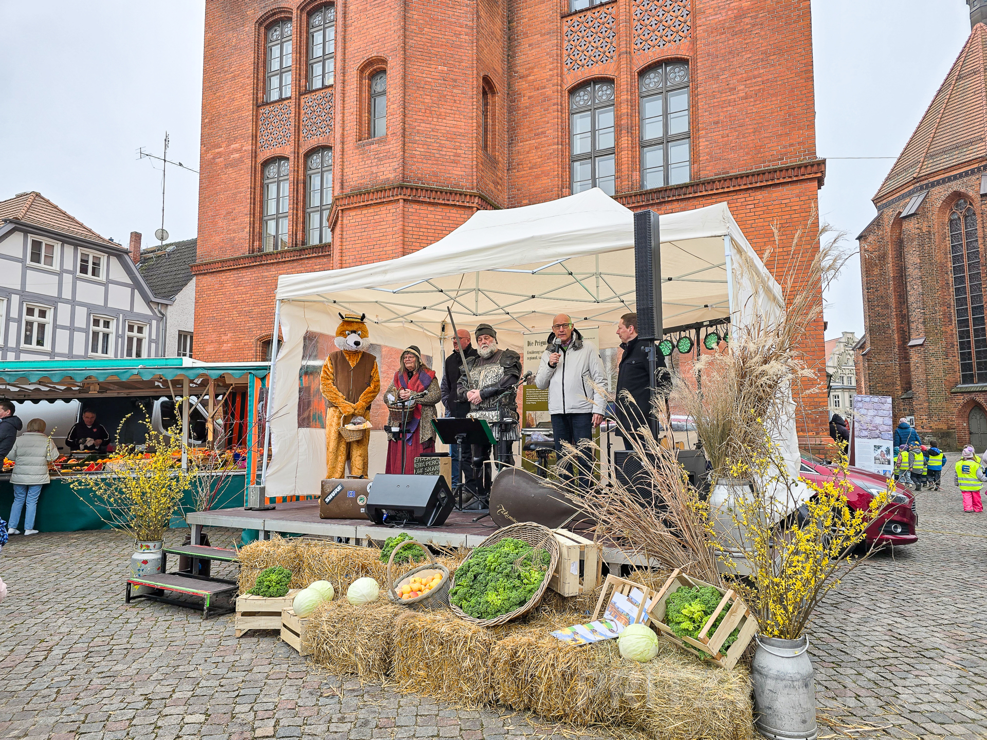 Die Bürgermeister Axel Schmidt und Dr. Ronald Thiel beendeten offiziell die Knieperkohlsaison auf dem Surn-Hansen-Markt. Foto: Franziska Liebing