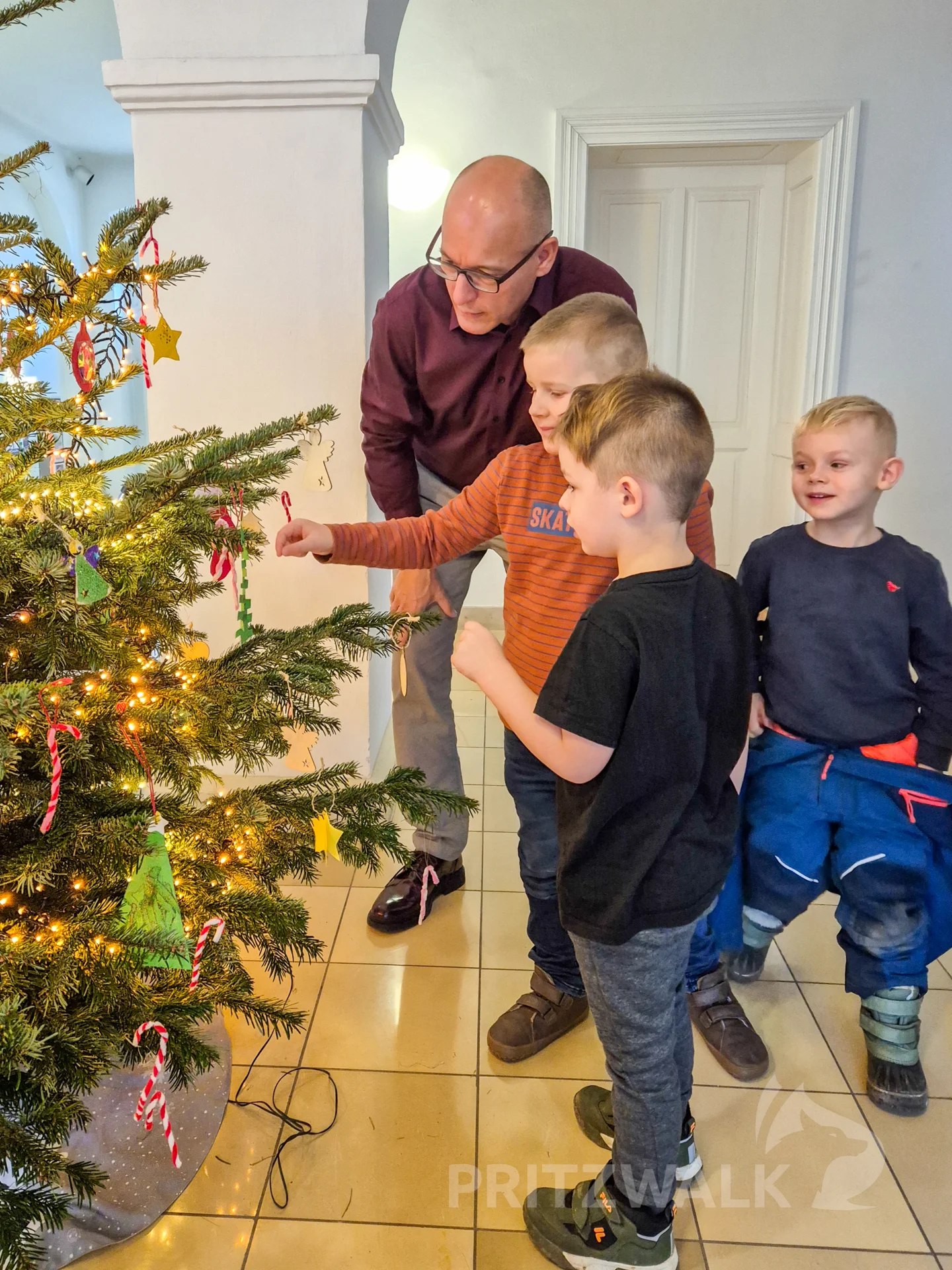 Stolz zeigen die Kinder dem Bürgermeister, was sie gebastelt haben. Foto: Stadt Pritzwalk